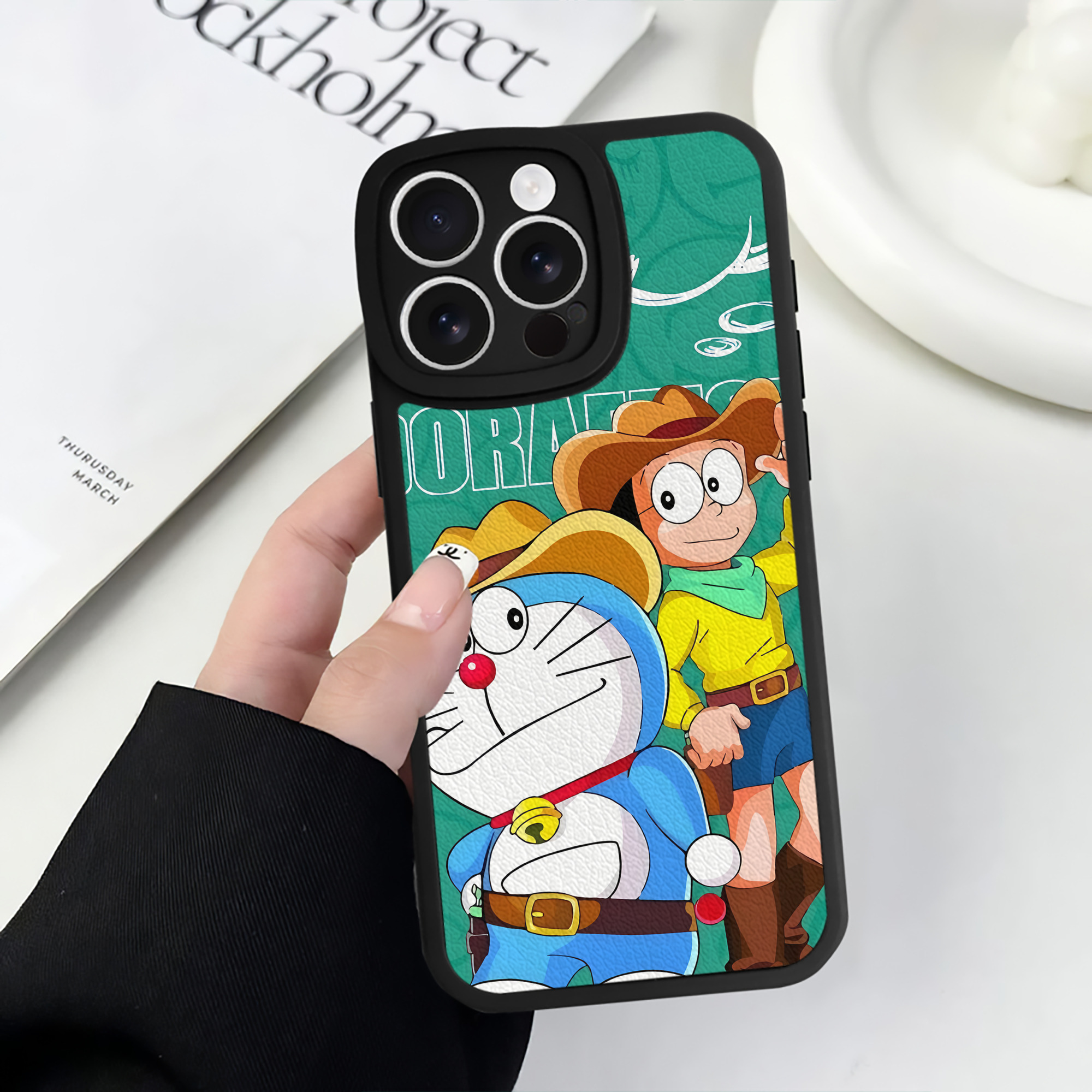 （画像用） ドラえもん Doraemon 【iPhone 16シリーズ対応】シリコンスマホケース（レザー調） 材質：シリコン